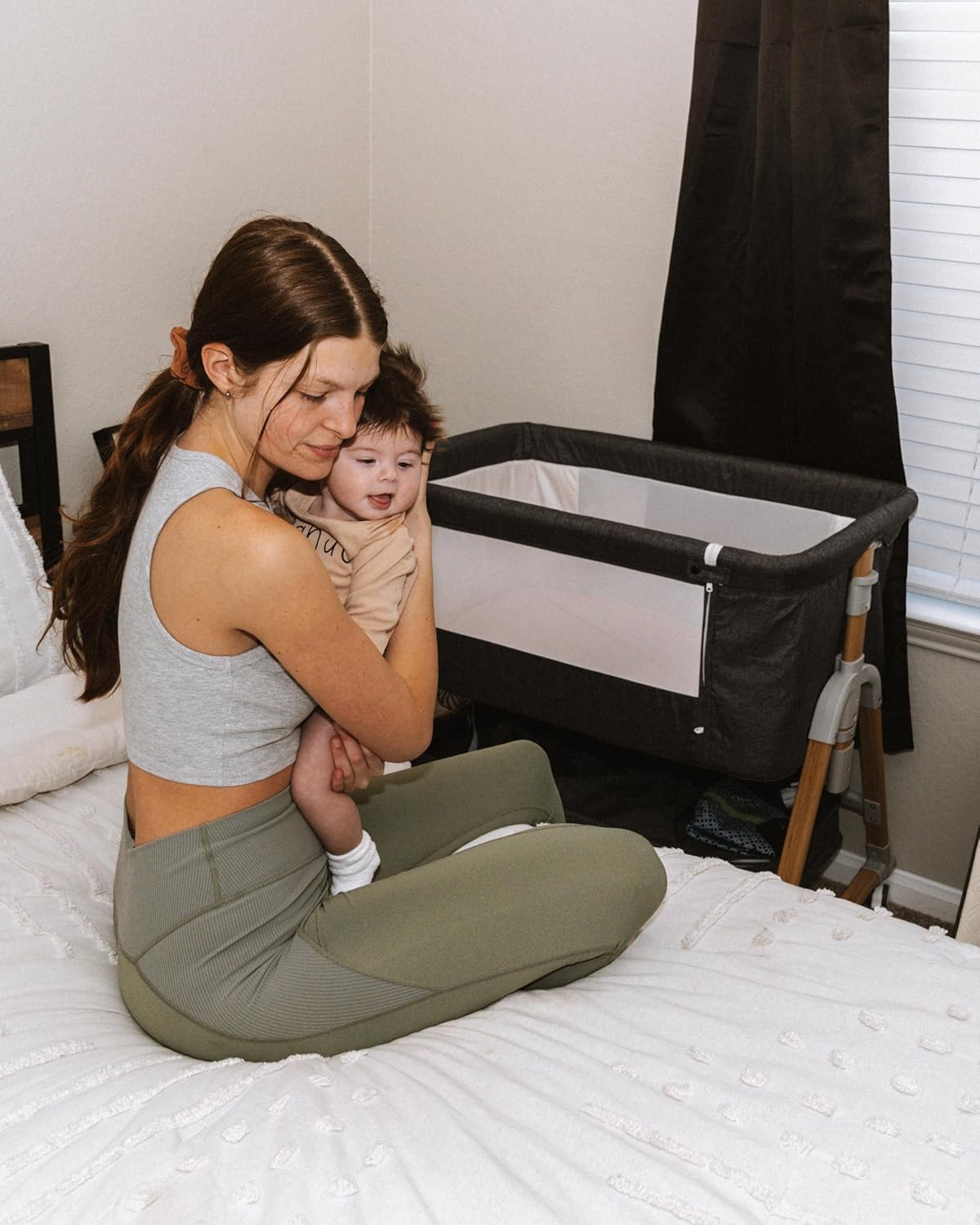 3 in 1 Baby Bassinet Bedside Sleeper, Bedside Crib with Mattress and Wheels, Breathable Mesh, 5 Height Adjustable, Anchor Strap (Grey)