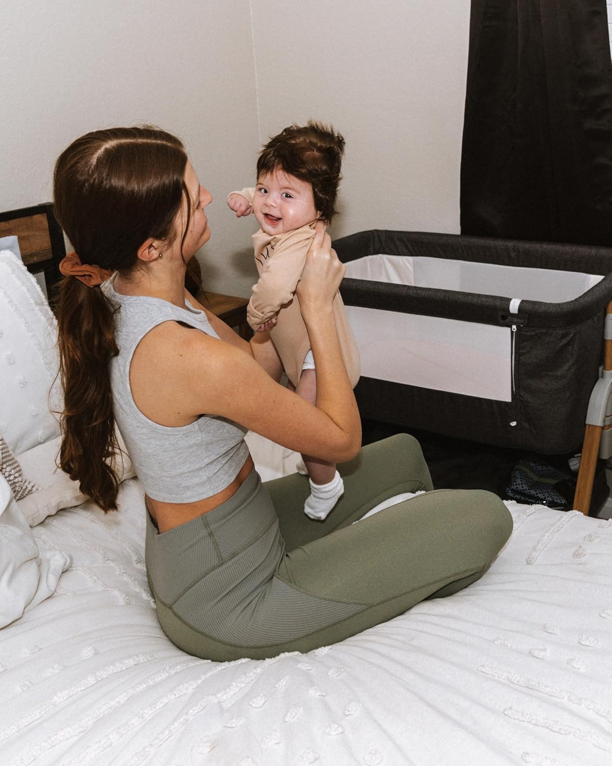 3 in 1 Baby Bassinet Bedside Sleeper, Bedside Crib with Mattress and Wheels, Breathable Mesh, 5 Height Adjustable, Anchor Strap (Grey)